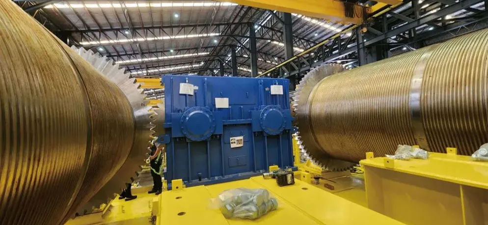 Открытая шестерня с внешним диаметром 3 метра, установленная на противоположной стороне 9-метрового большого редуктора