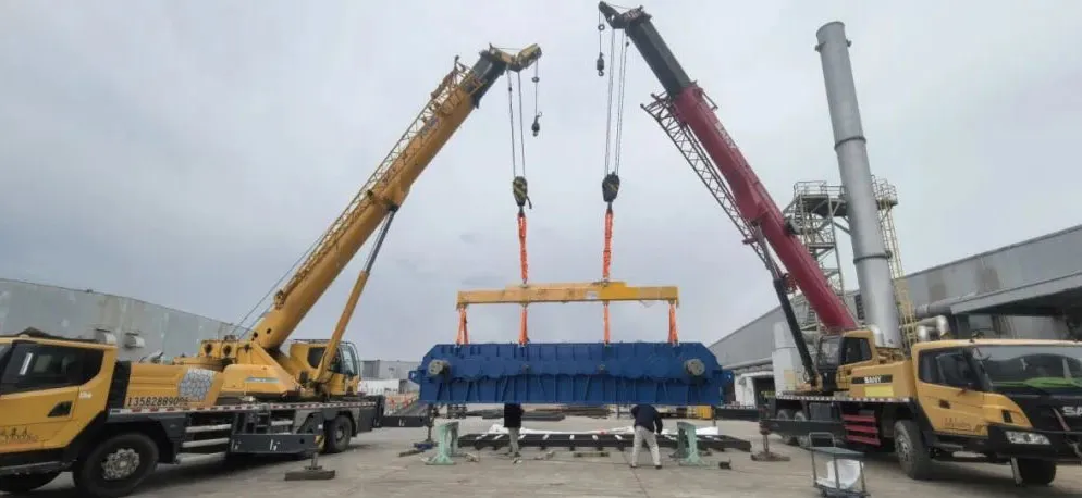 По завершении сборки агрегат должен быть перемещен из внутренней части завода на улицу с помощью самоходной тележки.